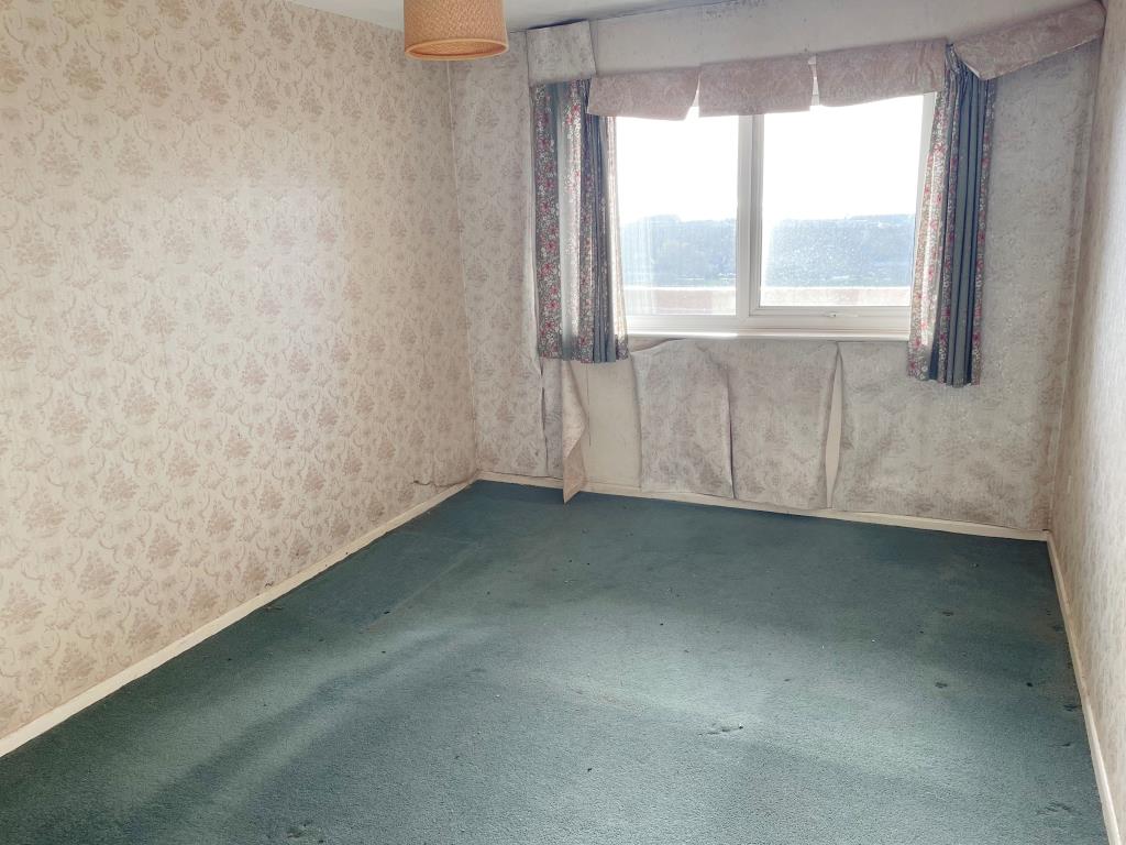 Lot: 41 - BALCONY FLAT WITH VIEWS IN NEED OF COMPLETE MODERNISATION -